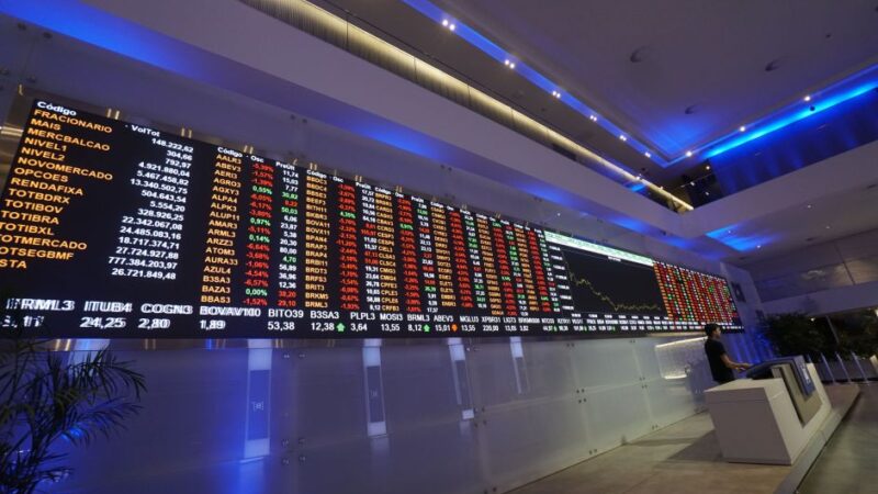 Ibovespa recua e dólar fecha perto da estabilidade antes de decisões sobre juros