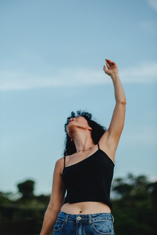 Cantora Renata Crizanto apresenta show autoral no Teatro Zulmira nesta sexta