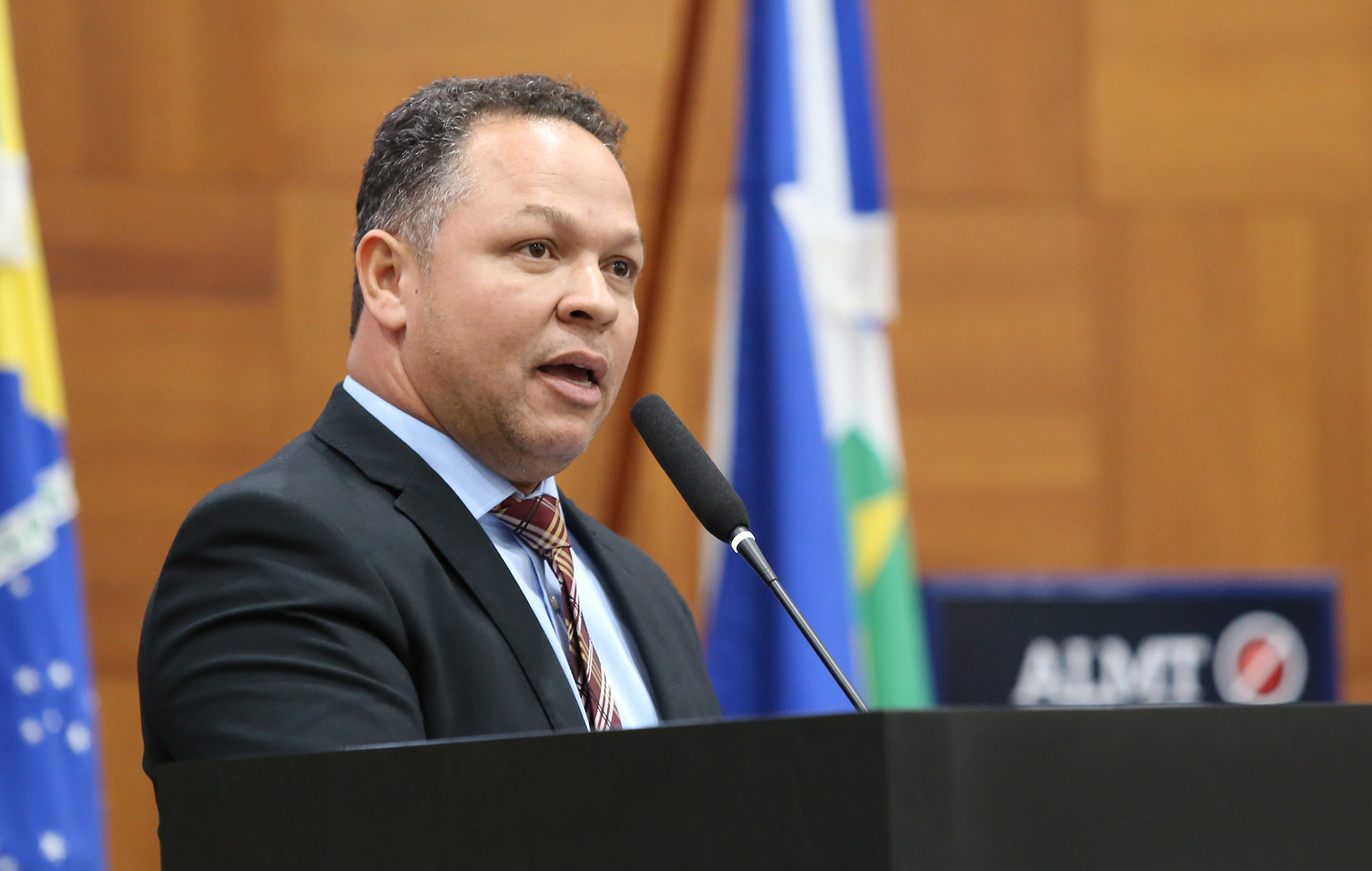 Deputado vai pedir para governador vetar lei que multa comerciante por não expor número do Procon