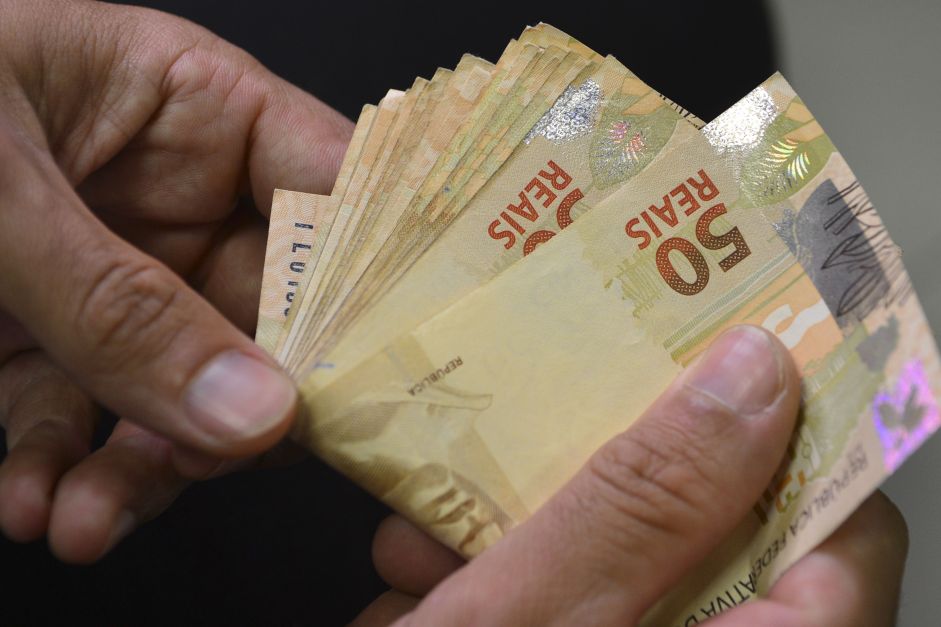Salário mínimo de R$ 1.518 pode gerar alívio fiscal em 2025; veja projeções