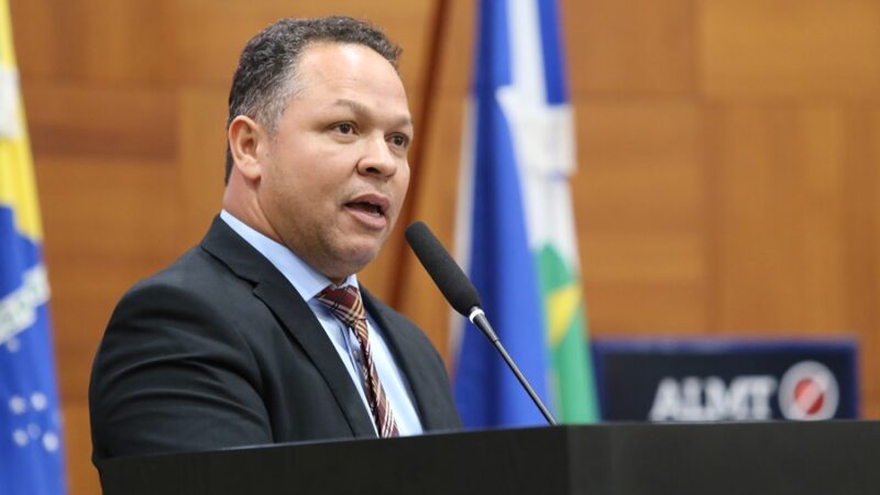 Pré-candidato a prefeito, deputado é multado por promoção pessoal e tem 48 horas para retirar outdoors