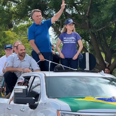 Prefeito é barrado ao tentar subir em caminhonete com Bolsonaro e empresária desfila com ex-presidente