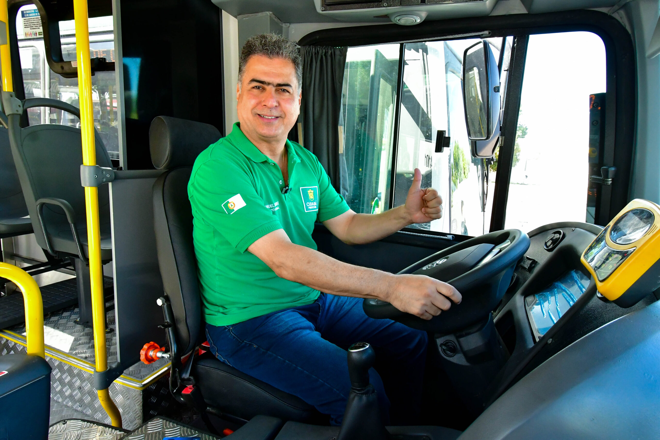Emanuel entrega 13 novos ônibus para frota municipal sem aumento de tarifa