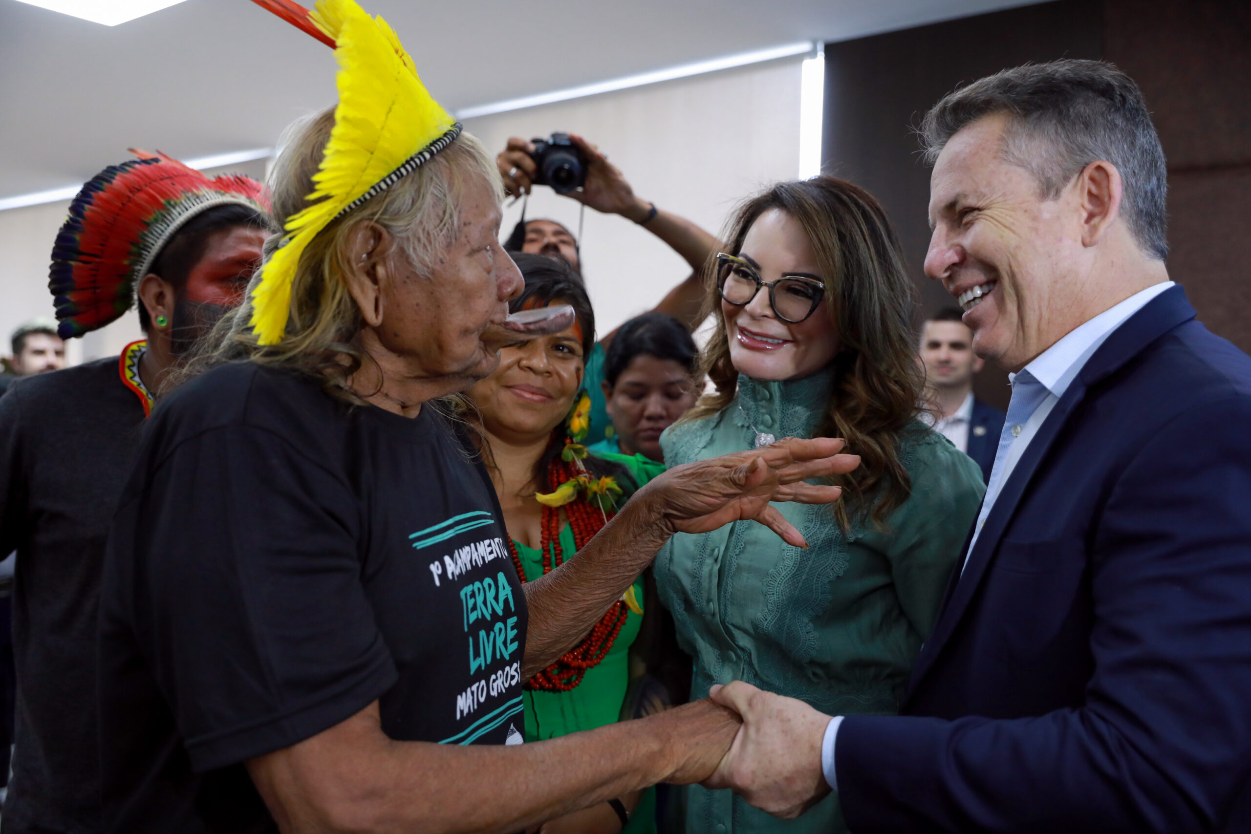 Governador revela encontro com cacique Raoni para tratar de posicionamento contrário à Ferrogrão