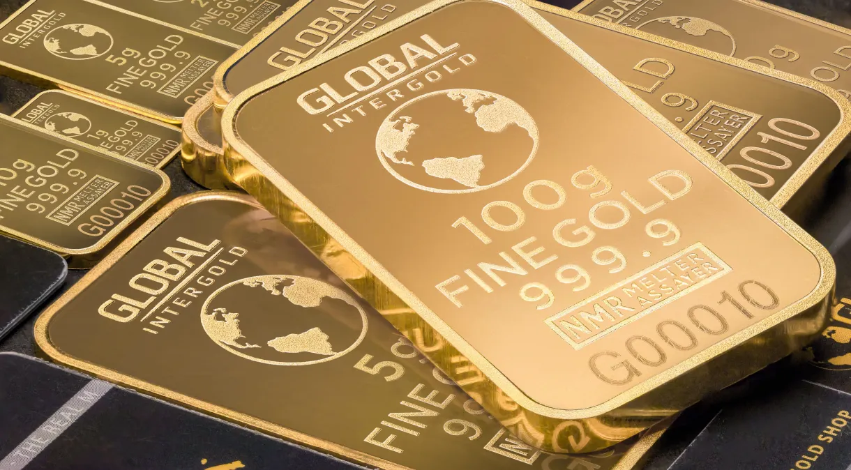 Ouro recua à espera de decisões de juros desta semana
