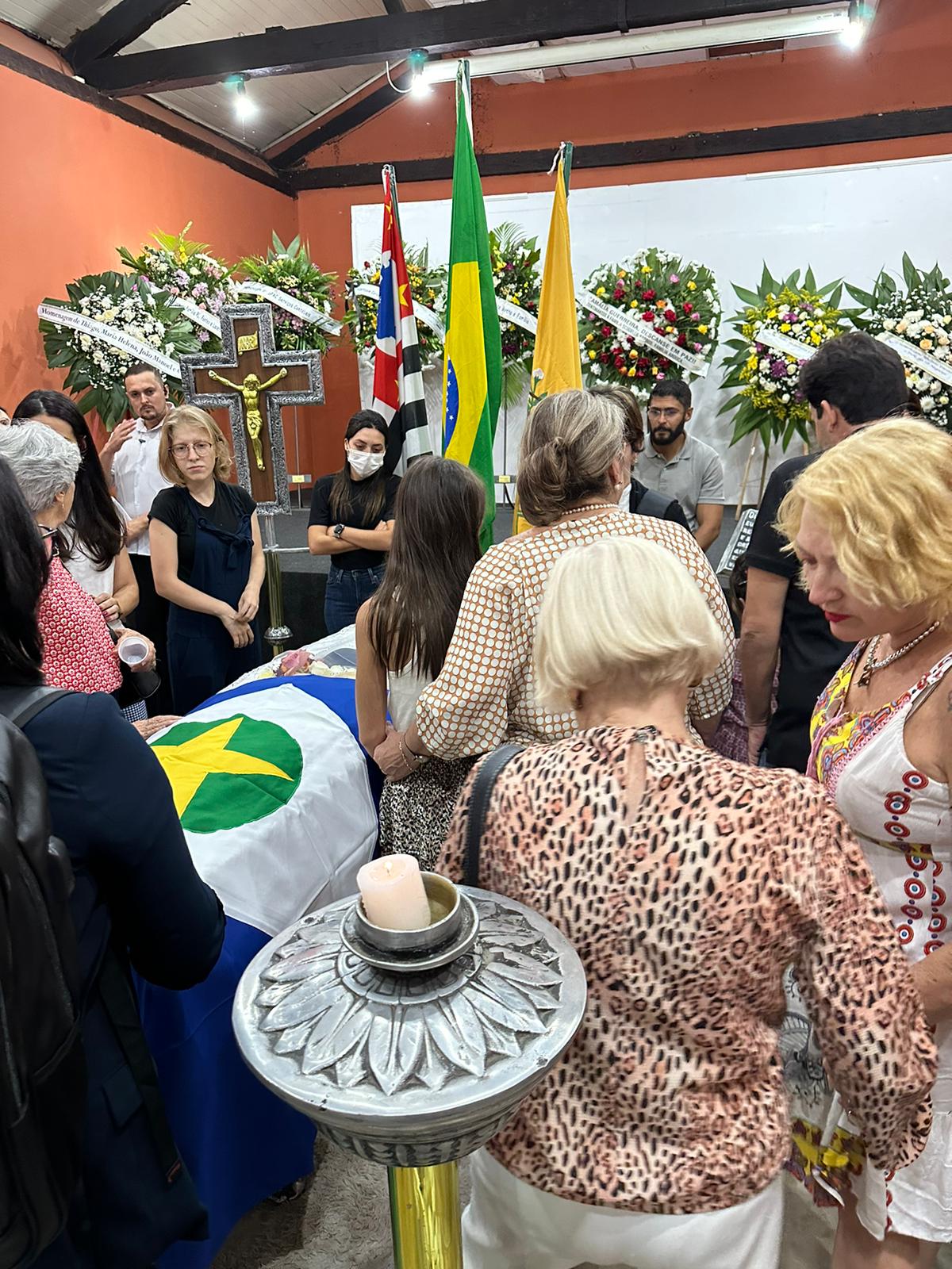 Políticos levam bandeira de Mato Grosso e se despedem de Amália Barros em SP
