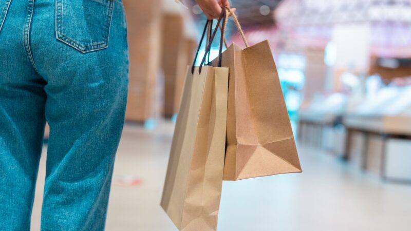 Intenção de consumo das famílias cai 1,4% em março, revela CNC
