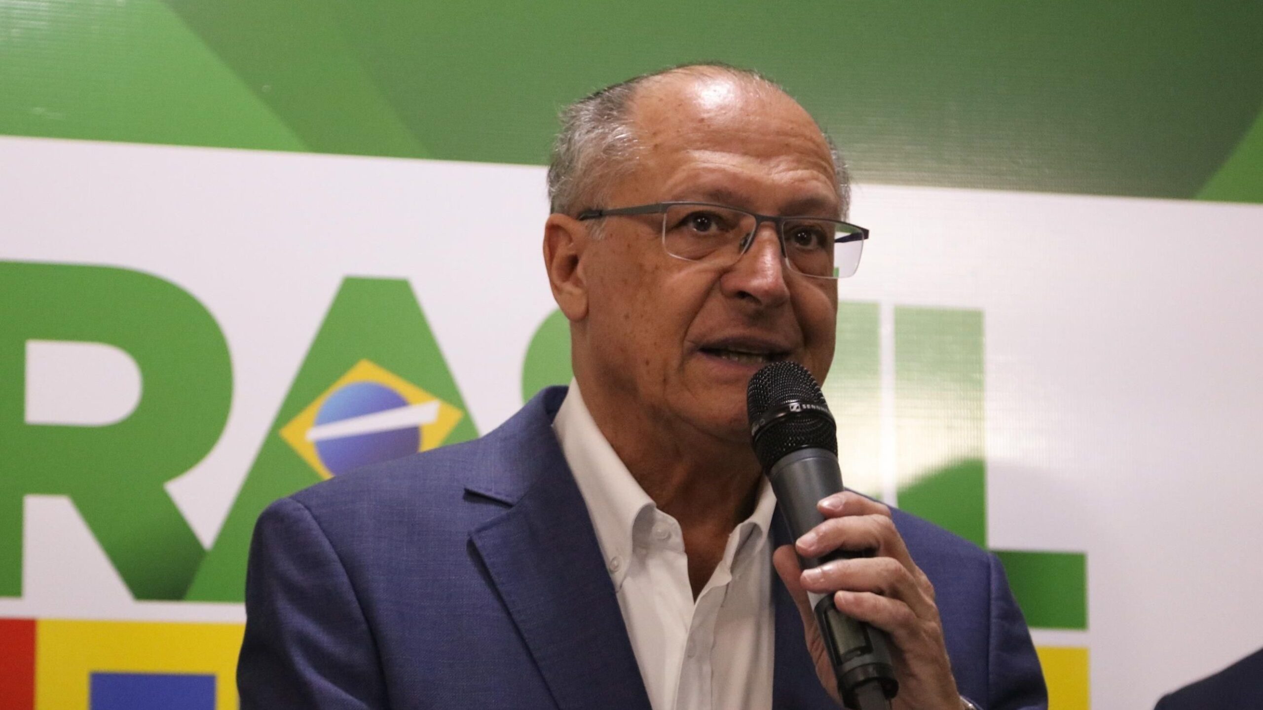 Alckmin cita safra recorde e queda do dólar e promete alimento mais barato