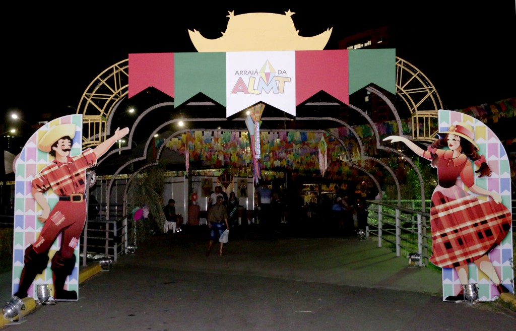 Comidas típicas, apresentação musical, dança e muita diversão no Arraial da ALMT