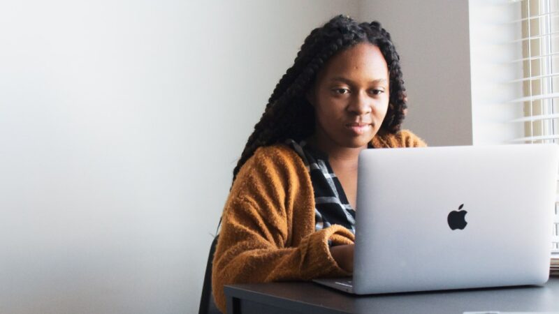 21% das mulheres negras ocupadas não conseguem contribuir para a Previdência, diz pesquisa