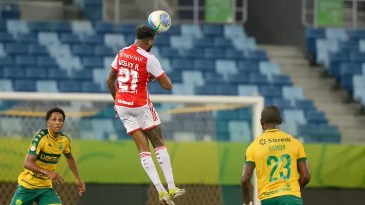 Inter supera arbitragem polêmica, vence Cuiabá e encosta no G6.