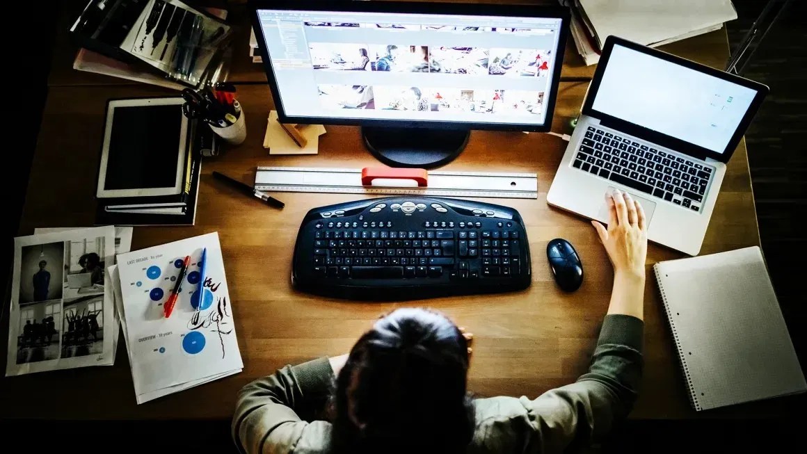 “Profissão do futuro“, setor de tecnologia enfrenta crise com profissionais sobrecarregados e empresas insatisfeitas