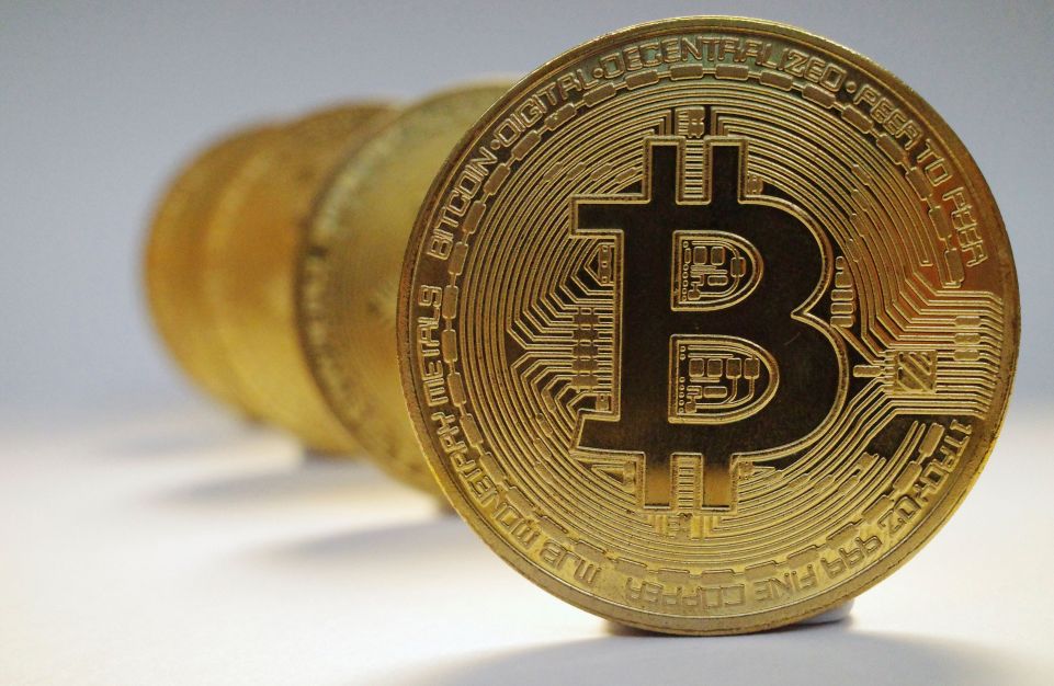 Bitcoin tem nova queda e se mantém abaixo de US$ 95 mil