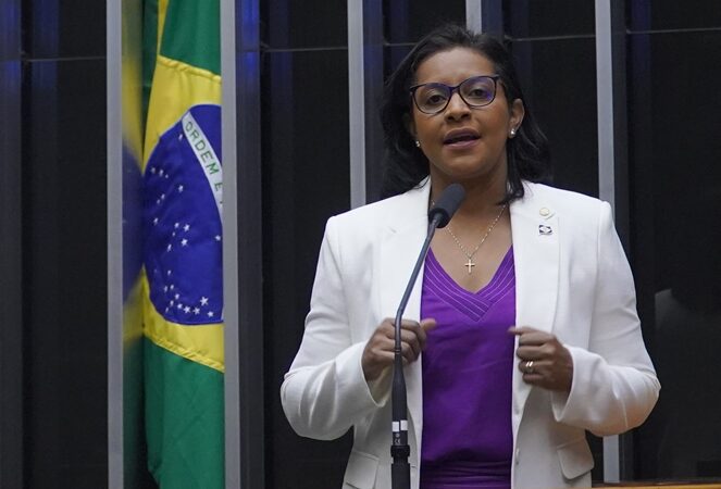Deputada defende projeto que prevê voto impresso: “Transparência nunca é demais”