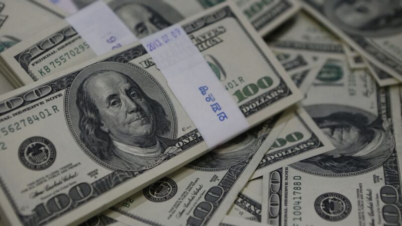 Dólar abre em queda no aguardo de dados de inflação dos EUA