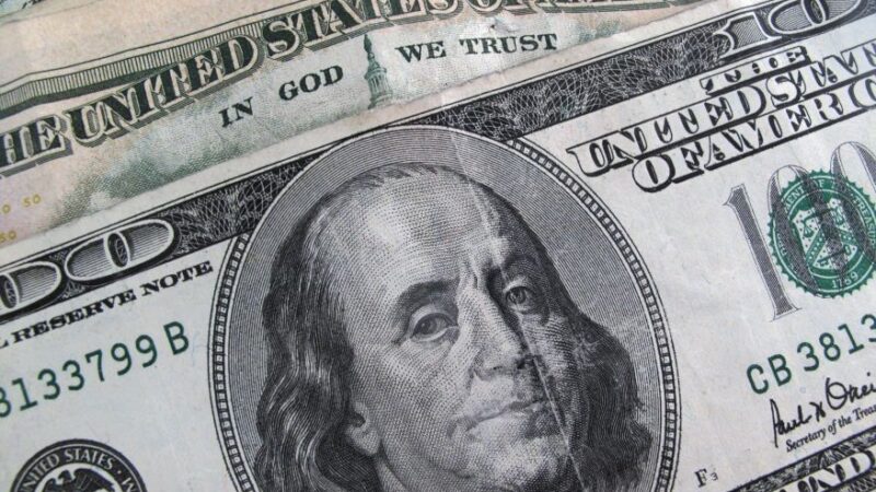 Dólar abre estável em semana com decisões sobre juros no Brasil e nos EUA