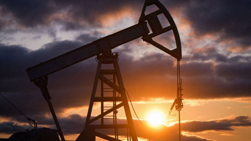 Petróleo salta mais de 4% com tensões no Oriente Médio e queda de estoques nos EUA