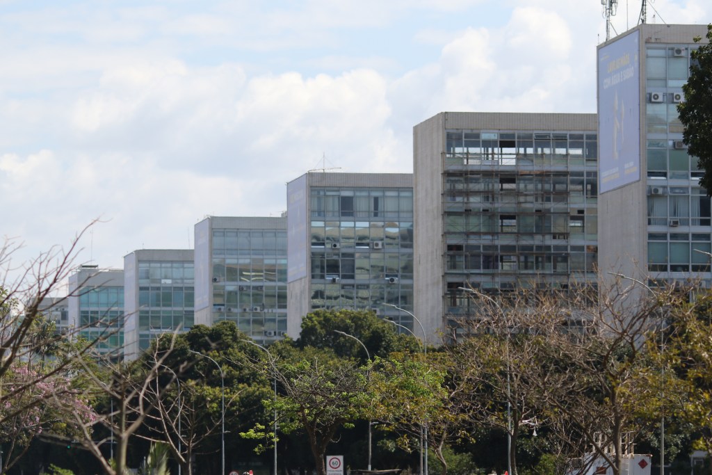 Por gestão fiscal, governo deve prever gastos de 2026 no Orçamento do ano que vem