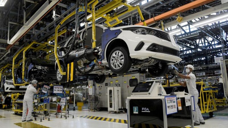 Stellantis vai contratar 1,5 mil no Brasil e aposta em carros híbridos