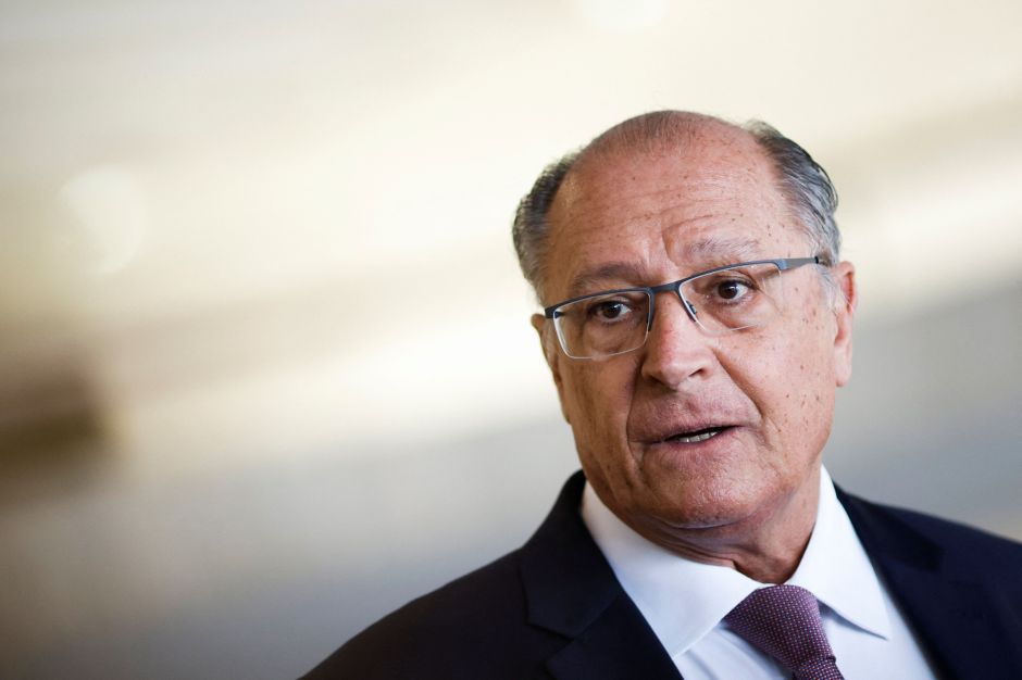 País cumprirá “rigorosamente“ arcabouço, mas taxa de juros preocupa, diz Alckmin