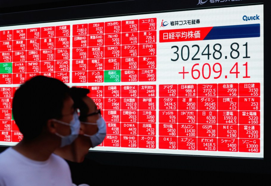 Ações japonesas se recuperam após maior queda em mais de 30 anos; índice de Tóquio salta 10%