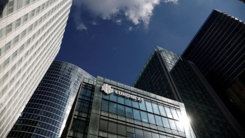 Ações na Europa recuam com turbulências globais após dados dos EUA