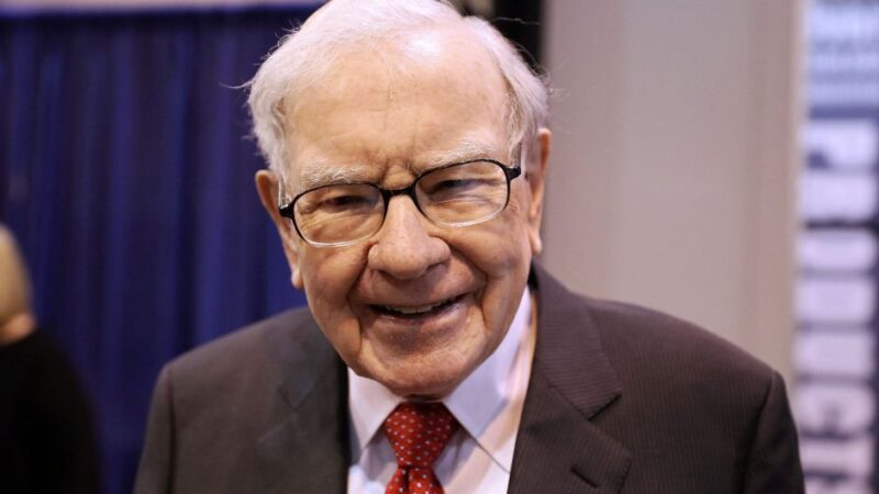 Berkshire, de Warren Buffet, corta participação na Apple pela metade