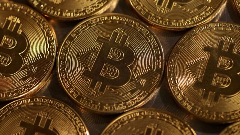 Bitcoin estende queda e se descola de positivo nos mercados globais