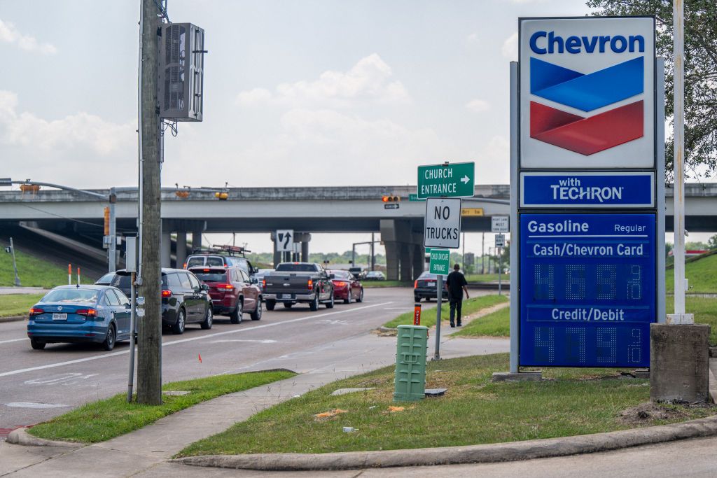 Chevron tem queda de lucro no 2º tri com margens de refino fracas