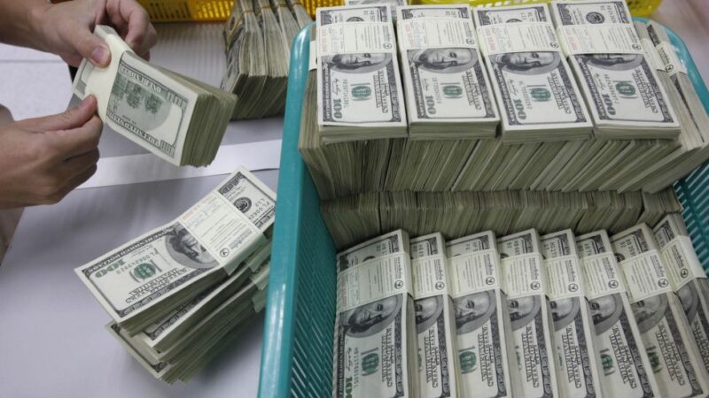 Dólar amplia perdas com retomada da normalidade nos mercados globais