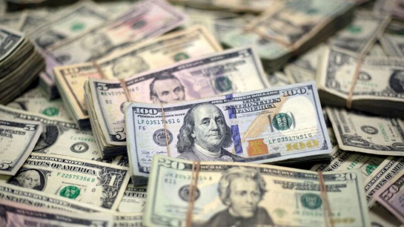 Dólar opera em alta na espera por novos dados sobre a economia dos EUA