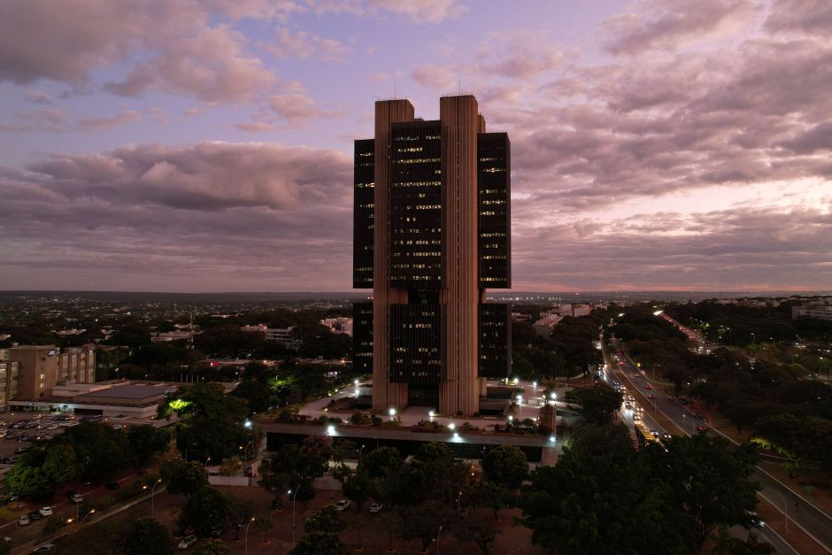 Eventual alta na Selic depende de trajetória do câmbio, dizem especialistas sobre ata