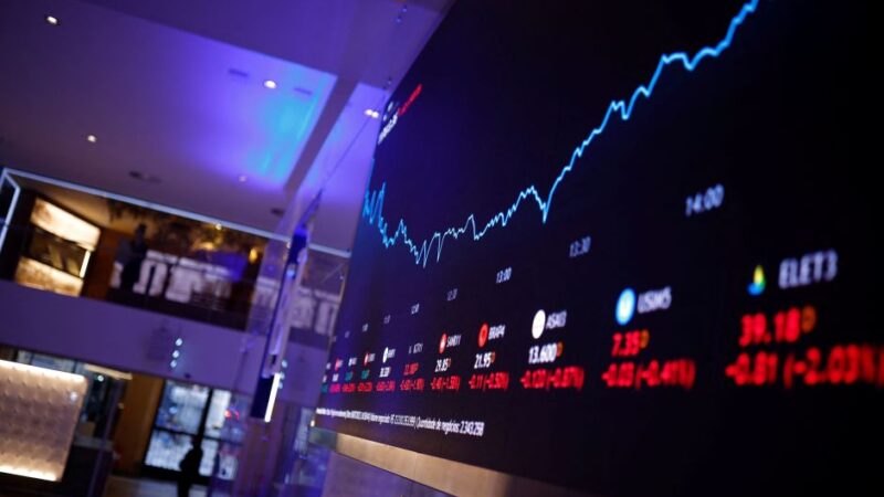 Ibovespa abre em queda e fica abaixo dos 136 mil pontos; dólar sobe mais de 1%