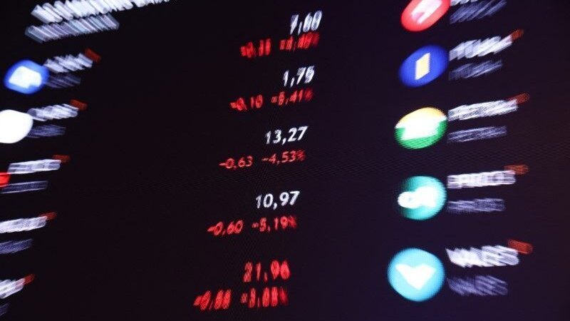 Ibovespa tem leve alta com balanços e inflação dos EUA no radar; dólar cai