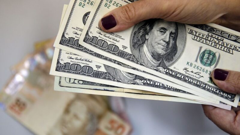 Real é moeda que mais desvaloriza no ano e impacto é sentido na inflação, apontam especialistas