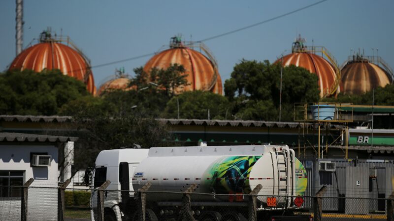 Associação defende a construção de 33 novas refinarias no país em 5 anos
