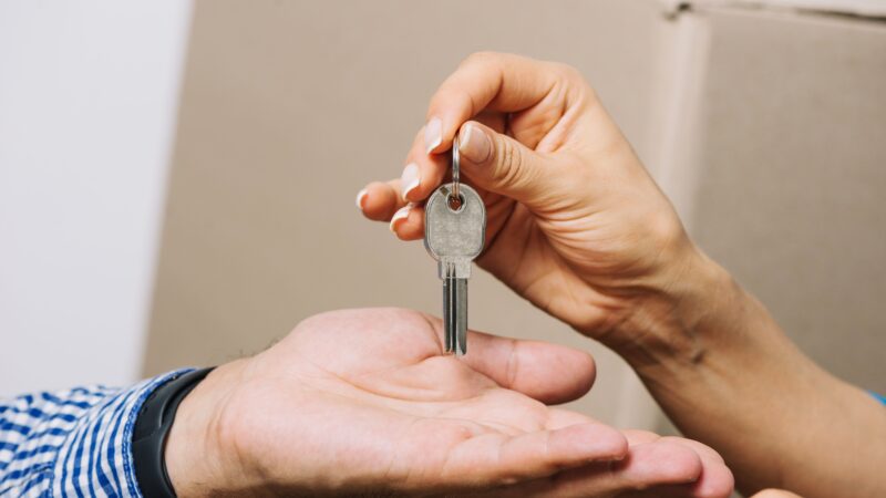 Avanço do crédito imobiliário esbarra em juros altos e força ação do governo, dizem especialistas