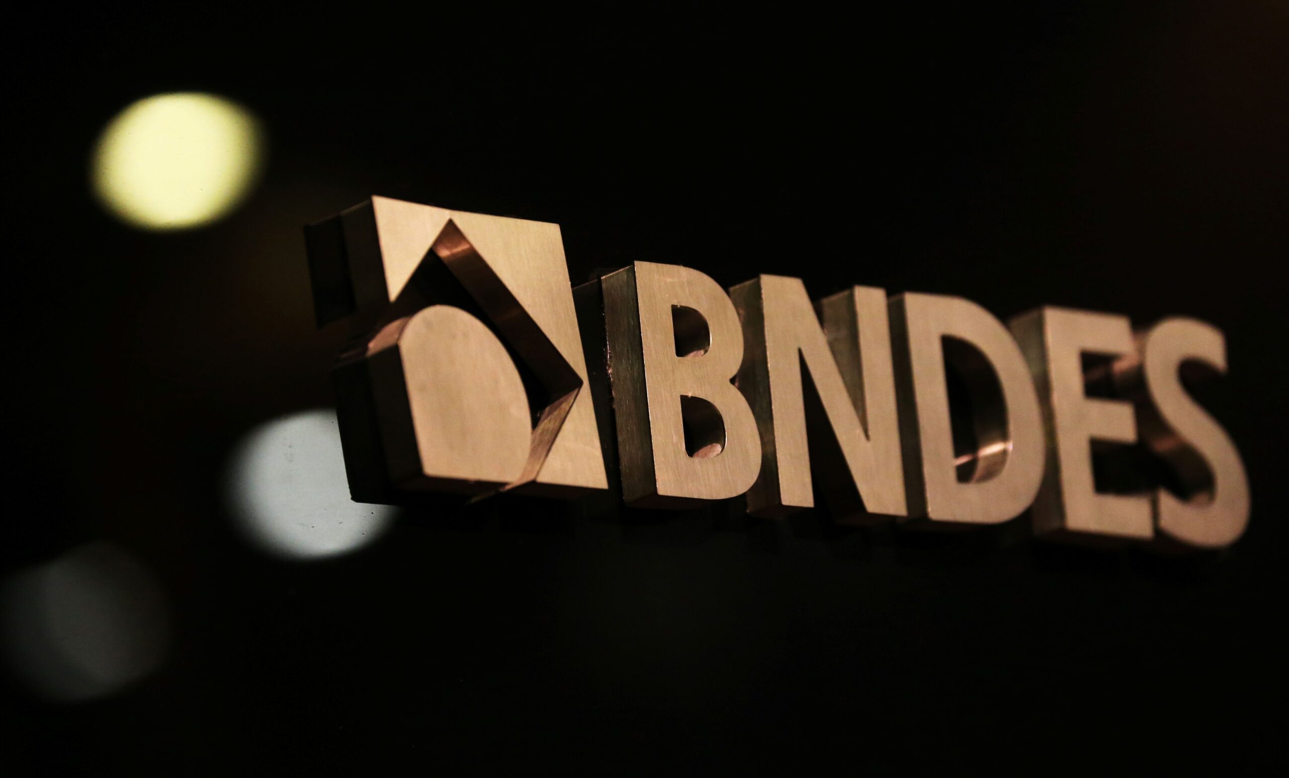 BNDES divulga aprovados para concurso; confira como acessar lista