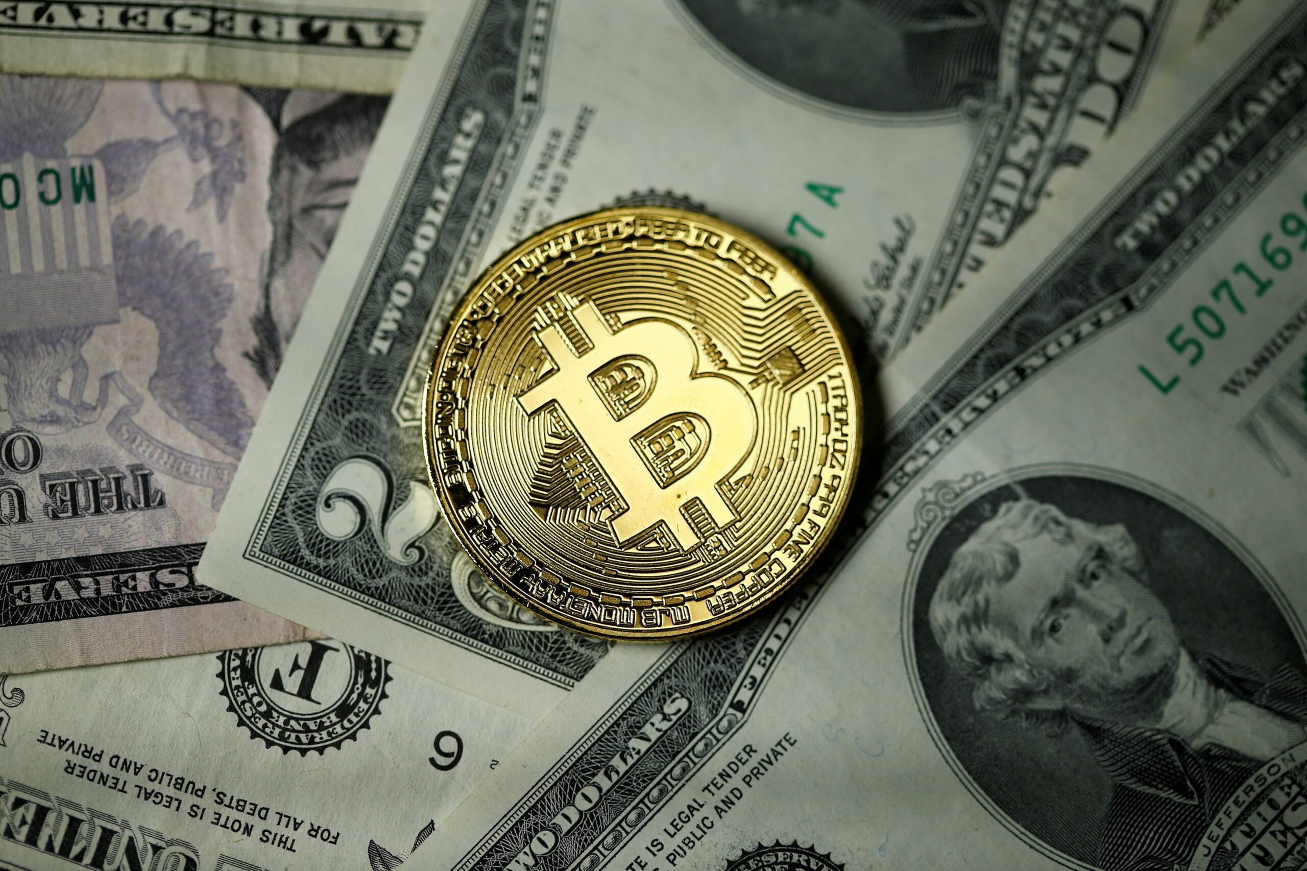 Bitcoin avança em rali de Natal e se aproxima de US$ 100 mil novamente