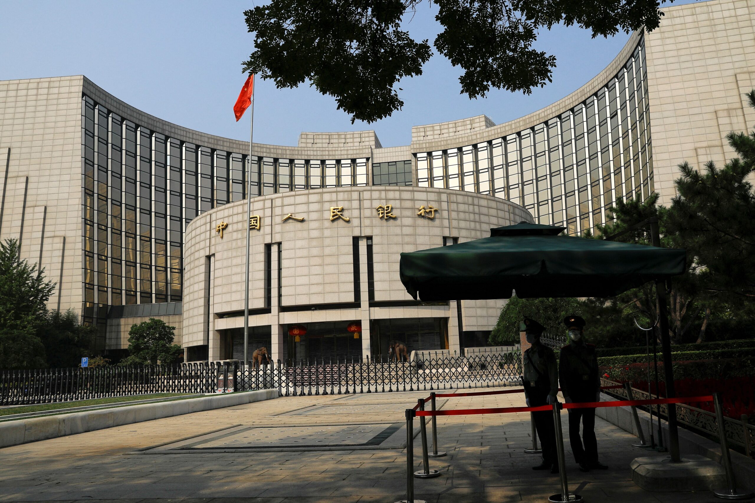 China mantém taxas de empréstimo em decisão surpreendente após corte do Fed