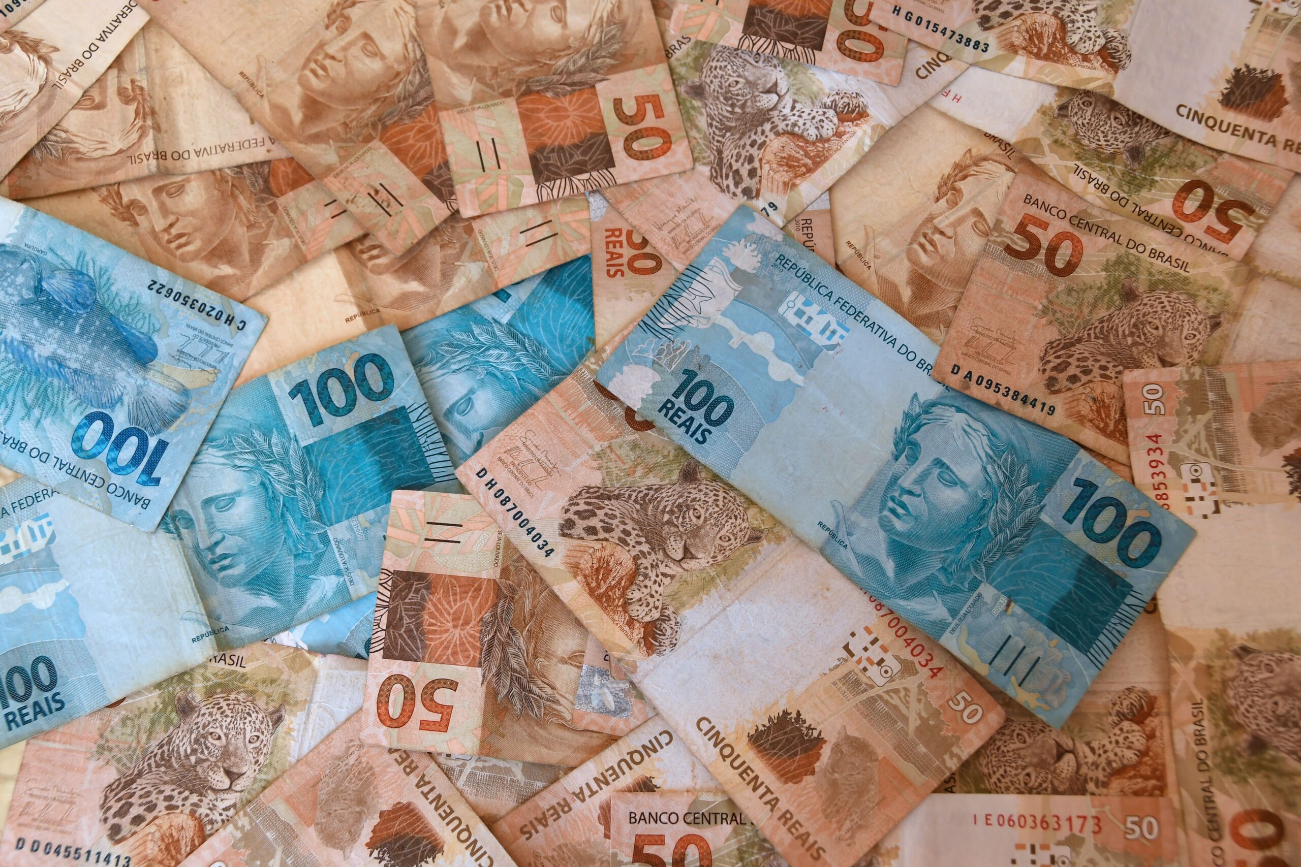 Dívida pública avança 3,30% em fevereiro, diz Tesouro
