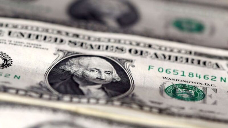 Dólar e Ibovespa recuam à espera de decisões de juros nos EUA e no Brasil