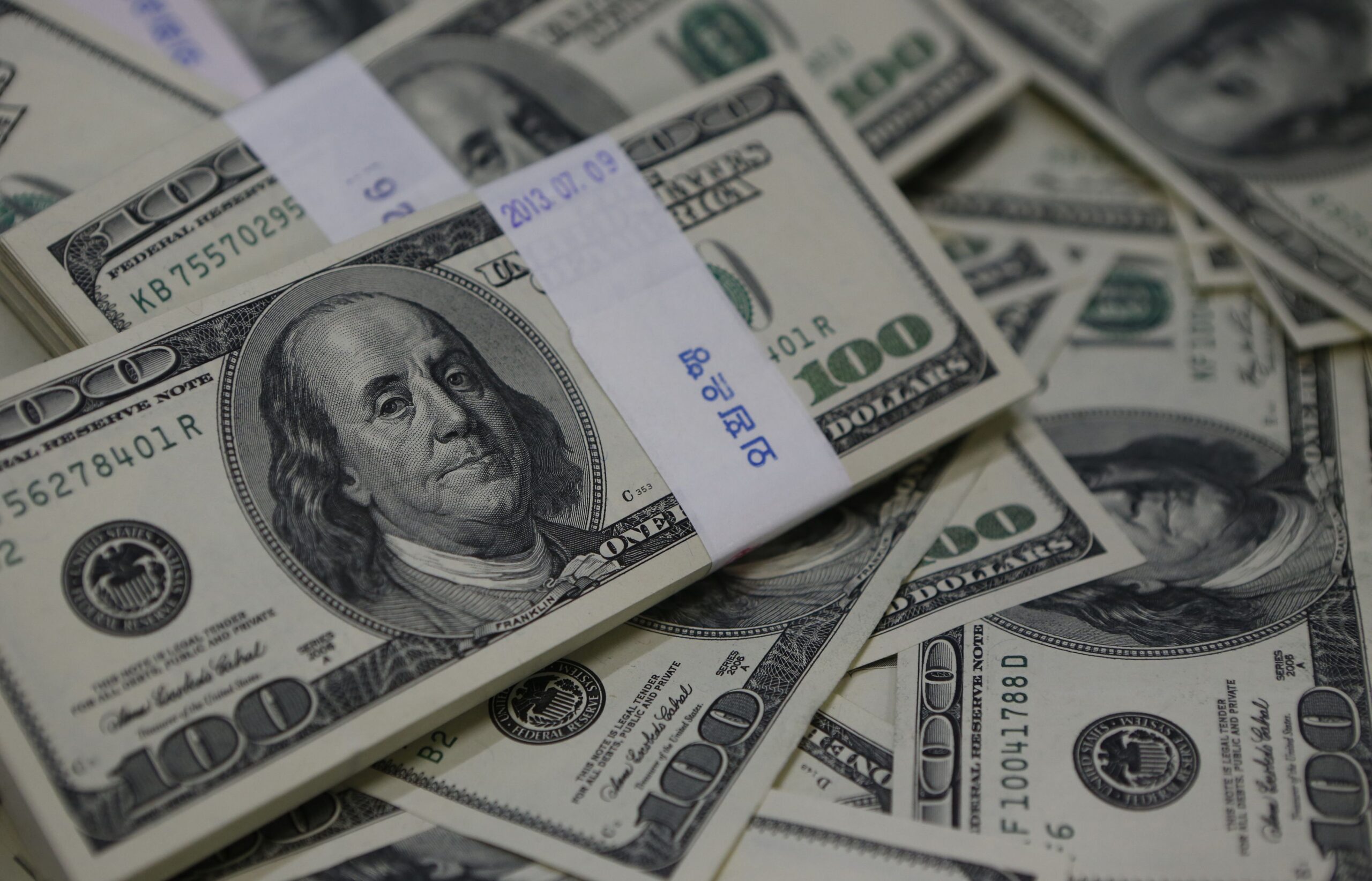 Dólar opera em leve queda à espera por dados de inflação nos EUA