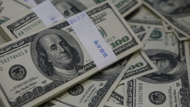Dólar sobe 1% com mercado à espera de inflação no Brasil e nos EUA