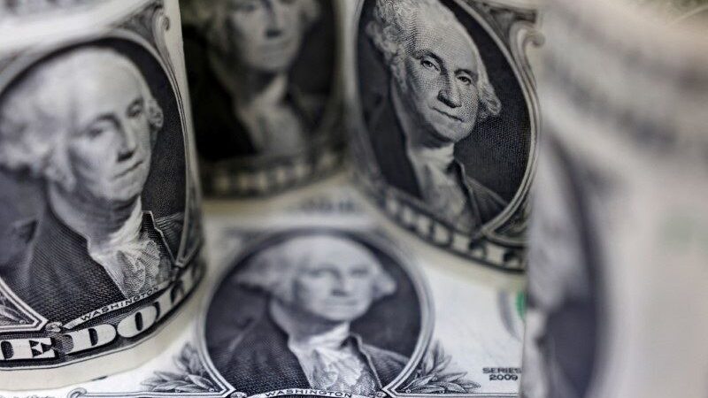Dólar sobe e se aproxima de R$ 5,65 mesmo após leilão do BC; Ibovespa cai