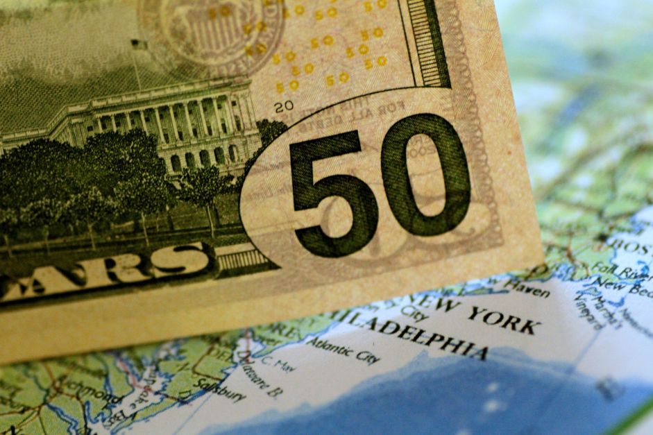 Dólar sobe na abertura de sessão com agenda esvaziada