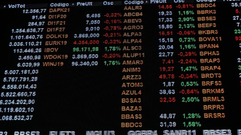 Ibovespa cai 0,87% aos 134.822 pontos; dólar ronda estabilidade