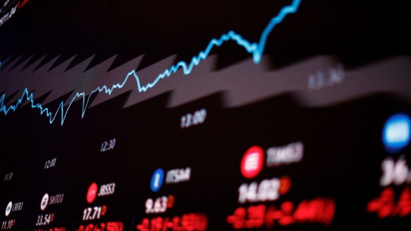 Ibovespa tem variação negativa enquanto investidores avaliam IPCA-15; dólar sobe