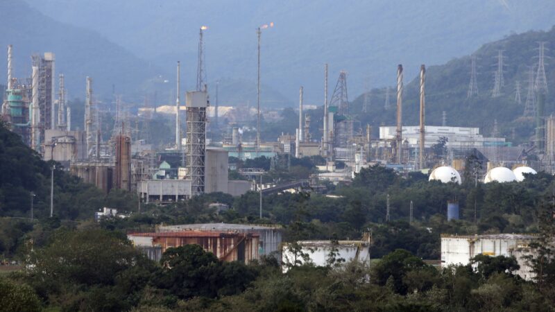 Indústria química alega concorrência desleal de importados e fecha duas fábricas