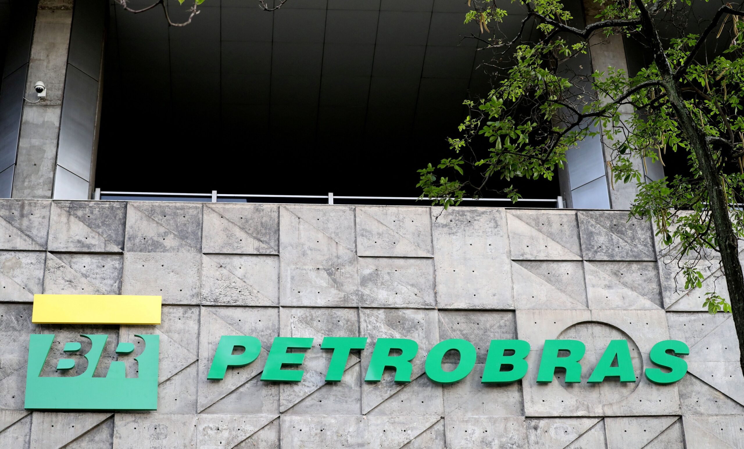 Ações da Petrobras lideram recomendações de corretoras em abril